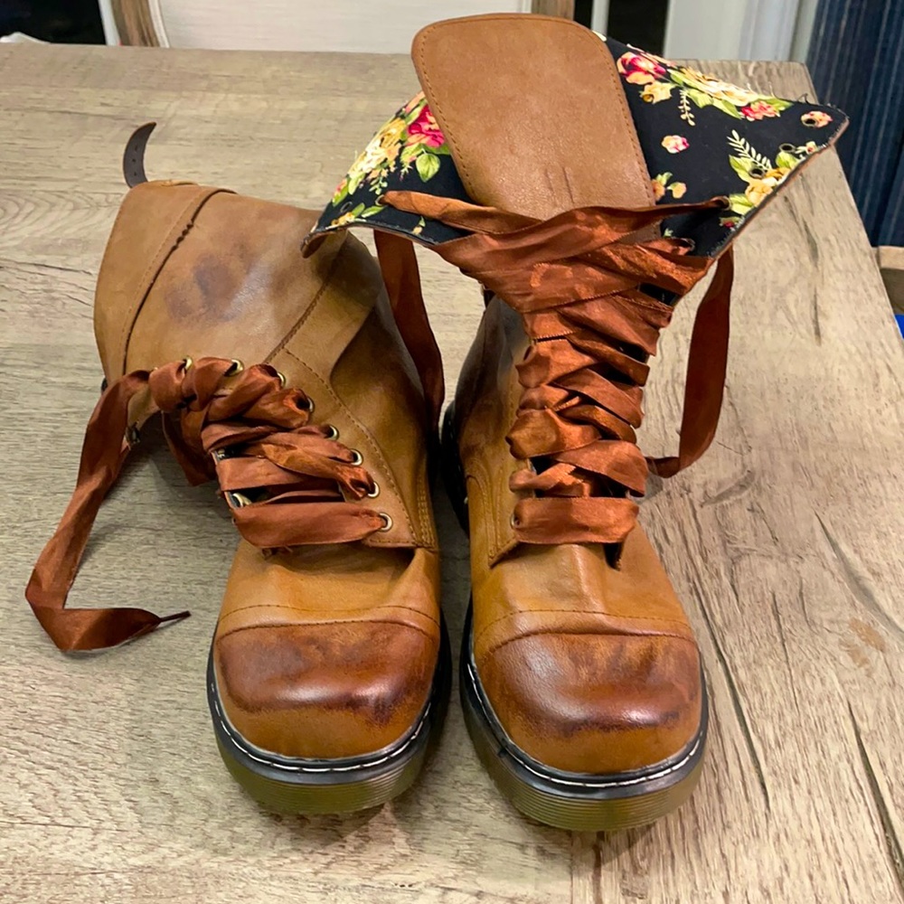 Combat boots